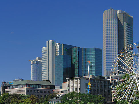 Foto Eurotower und dresdener Bank mit riesenrad - Frankfurt am Main