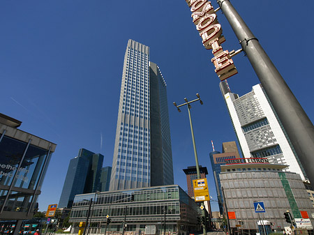 Foto Eurotower hinter Schauspiel Frankfurt