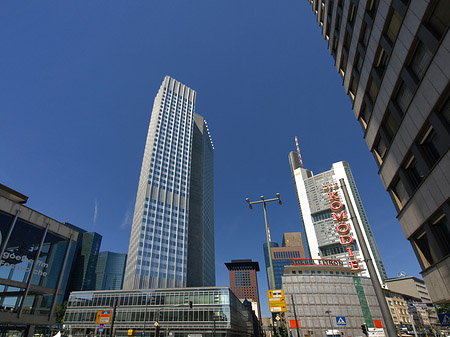 Eurotower hinter Schauspiel Frankfurt Foto 