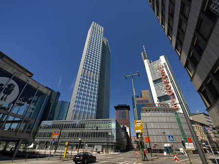 Eurotower hinter Schauspiel Frankfurt Foto 