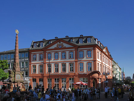 Foto Haus zum Grimmvogel mit Liebfrauenbrunnen - Frankfurt am Main