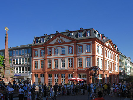 Haus zum Grimmvogel mit Liebfrauenbrunnen Foto 