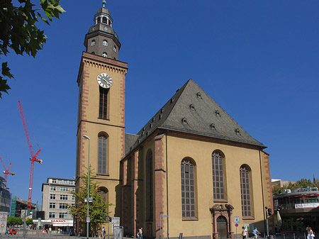 Katharinenkirche mit Straße