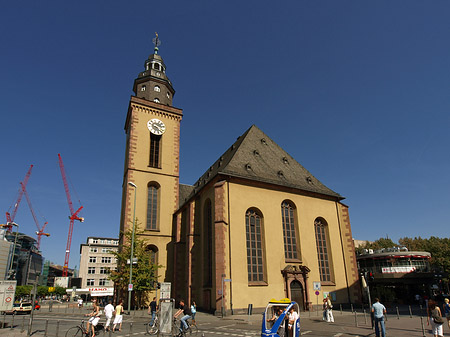 Katharinenkirche mit Straße Foto 