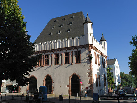 Fotos Leinwandhaus mit Baum