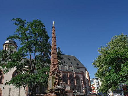 Liebfrauenkirche mit Liebfrauenbrunnen Foto 