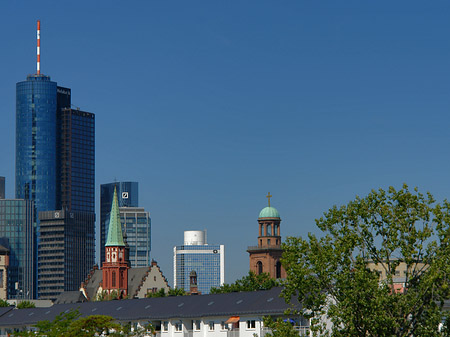 Maintower mit Paulskirche Fotos