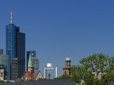 Maintower mit Paulskirche Foto 