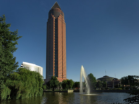 Messeturm mit Ludwig-Erhard-Anlage Foto 