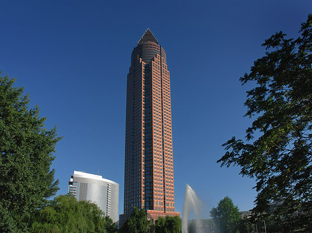 Messeturm mit Ludwig-Erhard-Anlage Foto 