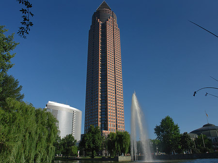 Messeturm mit Ludwig-Erhard-Anlage Foto 