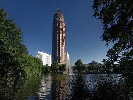 Messeturm mit Ludwig-Erhard-Anlage