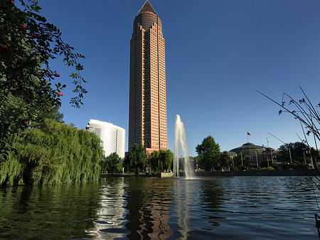 Messeturm mit Ludwig-Erhard-Anlage Fotos