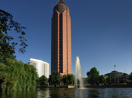 Messeturm mit Ludwig-Erhard-Anlage Foto 