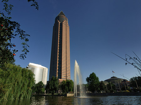 Foto Messeturm mit Ludwig-Erhard-Anlage - Frankfurt am Main