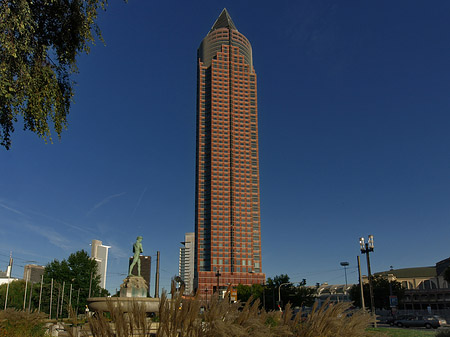 Fotos Messeturm mit Merkurbrunnen | Frankfurt am Main