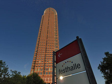 Fotos Messeturm mit Festhallenschild | Frankfurt am Main