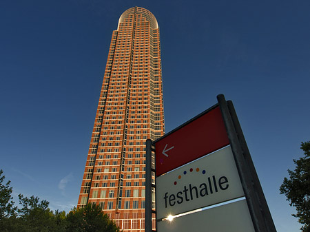 Foto Messeturm mit Festhallenschild - Frankfurt am Main