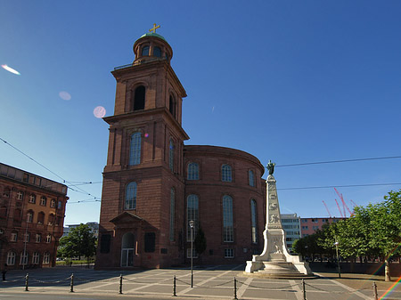 Fotos Paulskirche mit Statue