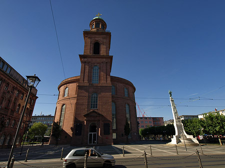 Paulskirche mit Statue Foto 