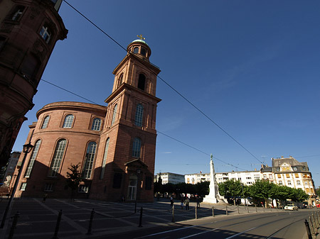 Paulskirche mit Straße