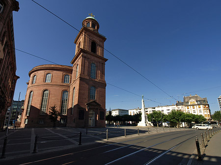 Paulskirche mit Straße Fotos