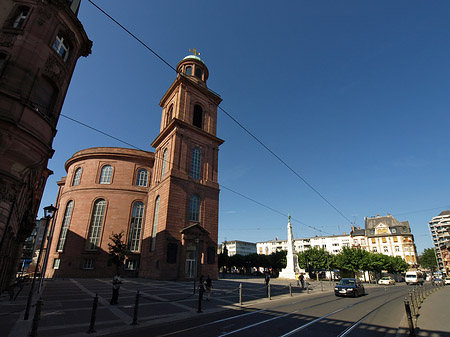 Paulskirche mit Straße Fotos