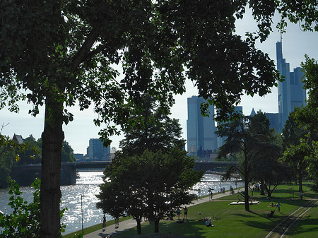 Skyline von Frankfurt hinter Sonnenuhr Foto 