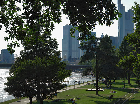 Skyline von Frankfurt hinter Sonnenuhr Fotos