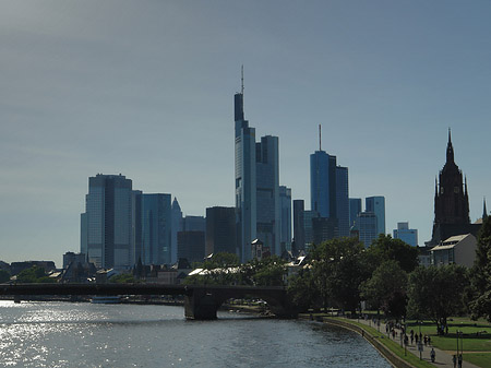 Foto Skyline von Frankfurt hinter Alter Brücke - Frankfurt am Main