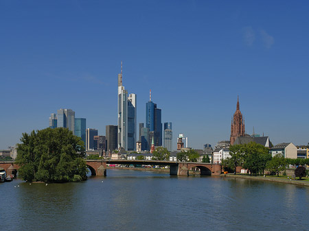 Skyline von Frankfurt mit Alter Brücke