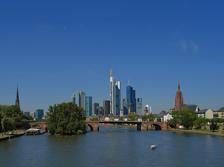 Skyline von Frankfurt mit Alter Brücke Fotos