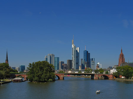 Skyline von Frankfurt mit Alter Brücke Fotos