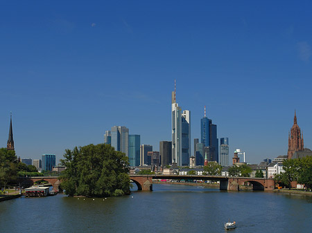 Skyline von Frankfurt mit Alter Brücke Fotos