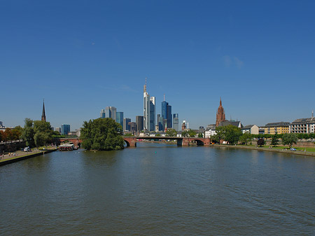 Skyline von Frankfurt mit Alter Brücke