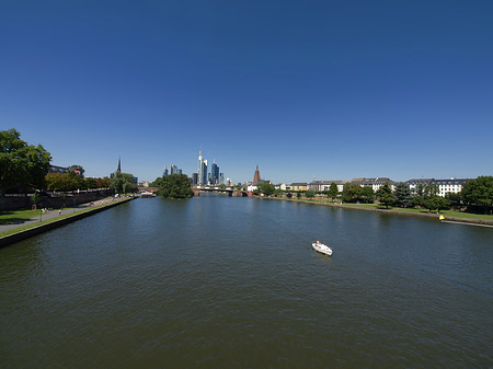 Skyline von Frankfurt mit Boot Fotos