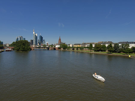 Foto Skyline von Frankfurt mit Boot - Frankfurt am Main