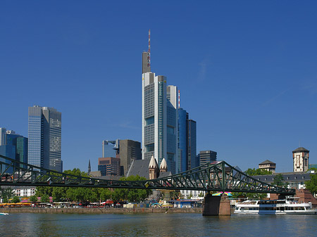 Skyline von Frankfurt mit eisernem Steg Fotos