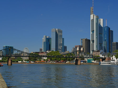 Skyline von Frankfurt mit eisernem Steg