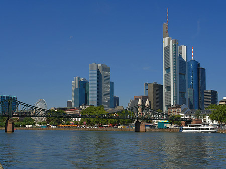 Skyline von Frankfurt mit eisernem Steg Fotos