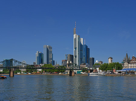 Foto Skyline von Frankfurt mit eisernem Steg - Frankfurt am Main