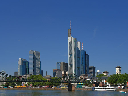 Skyline von Frankfurt mit eisernem Steg Fotos