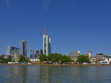 Skyline von Frankfurt mit Riesenrad Foto 