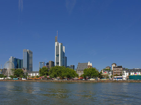 Skyline von Frankfurt mit Riesenrad Fotos