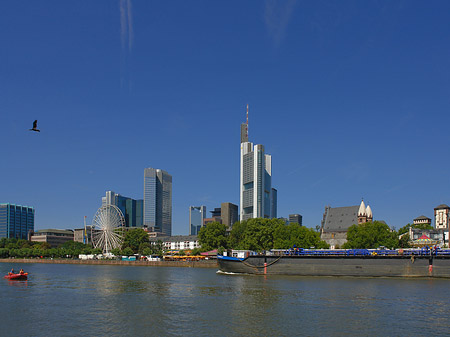 Fotos Skyline von Frankfurt mit Schiff | Frankfurt am Main