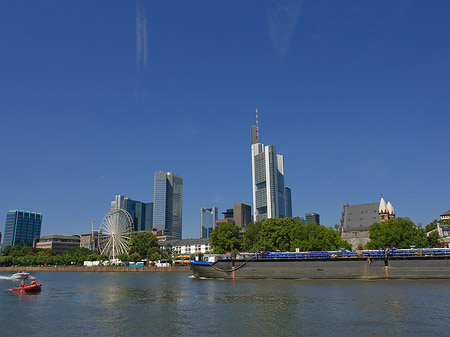 Skyline von Frankfurt mit Schiff Foto 