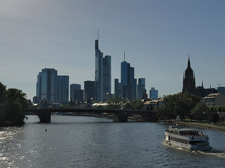 Skyline von Frankfurt mit Schiff