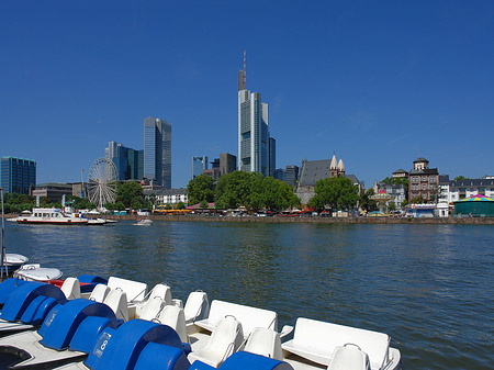 Foto Skyline von Frankfurt mit Tretbooten