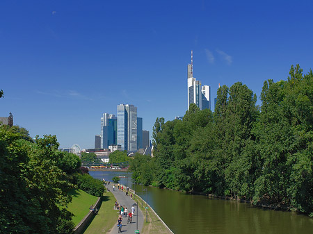 Foto Skyline von Frankfurt mit Ufer - Frankfurt am Main