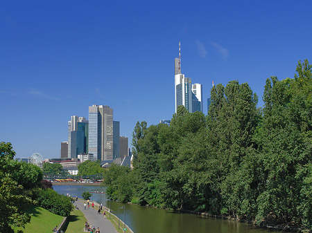 Foto Skyline von Frankfurt mit Ufer - Frankfurt am Main